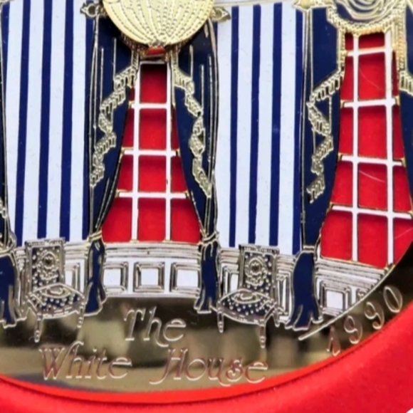 The White House Historical Association Ornament 1990 - Picture 3 of 10